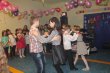 Pokaz tańca podczas choinki szkolnej